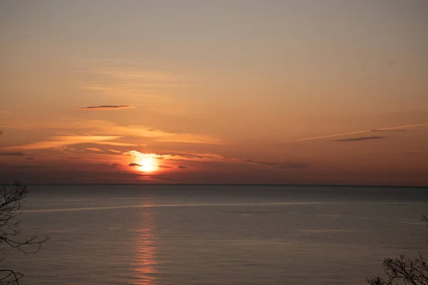 Meer Sonnenuntergang, Meer und Himmel sind mit warmen Orangetönen bemalt. — Stockfoto