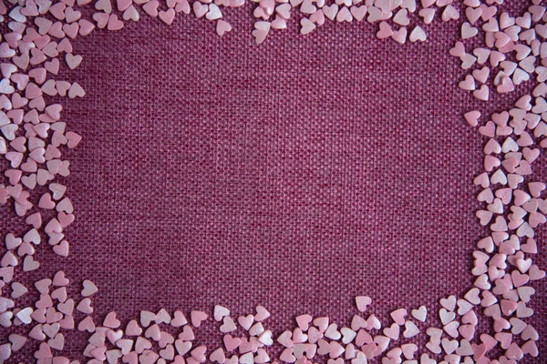 Rechteckiger Rahmen mit kleinen Perlmutt-Herzen auf rosa Hintergrund, Valentinstag-Konzept. Postkarte. — Stockfoto
