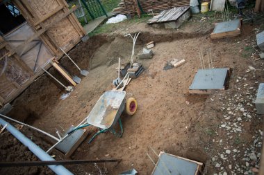 İnşaat alanı, vakfın kazısı. Kendi kendini inşa. Ev kendi ellerinle..