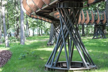 Parktaki yaya köprüsünün bir parçası. Engelliler için..