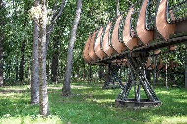 Parktaki yaya köprüsünün bir parçası. Engelliler için..