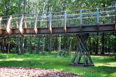 Parktaki yaya köprüsünün bir parçası. Engelliler için..