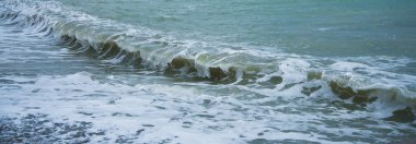 Dönen dalga. Dalganın oluşumu. Sörf, hafif fırtına.