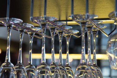 Bardaklar restoranda asılı. Yumuşak tonlar ve yansımalar