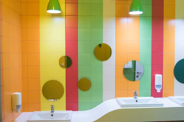 Bagno Zona Lavaggio Mano Bagno Decorato Con Colori Vivaci Allegri — Foto Stock