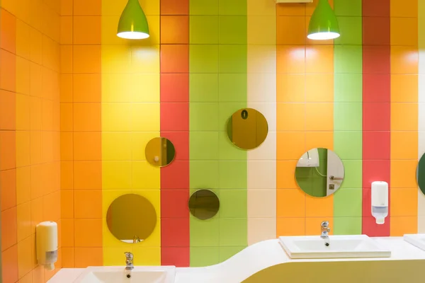 Cuarto Baño Zona Lavado Mano Baño Está Decorado Colores Alegres —  Fotos de Stock