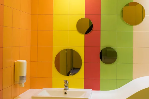 Bagno Zona Lavaggio Mano Bagno Decorato Con Colori Vivaci Allegri — Foto Stock