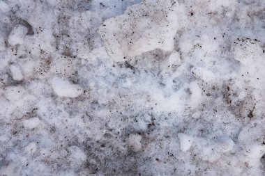 Kumla karışık kirli kar yığınları. Dışarıdaki karları temizledikten sonra bunun gibi kar yığınları olacak. Baharda Rusya 'da çekilmiş. Hoş kış bahar temalı arka plan.
