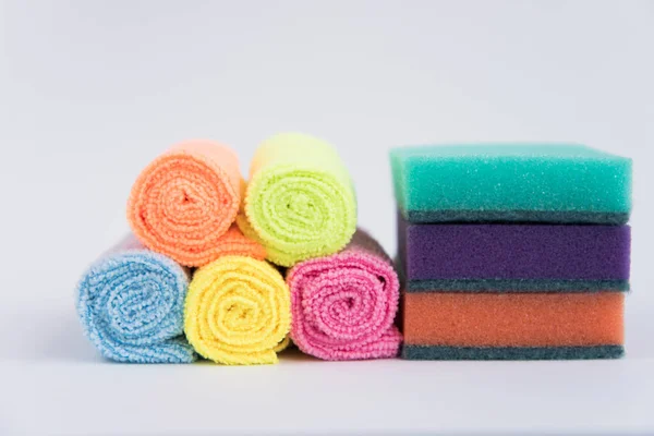 Éponges en mousse multicolores pour laver la vaisselle et les chiffons en microfibre. Tous les éléments multicolores sur fond blanc . — Photo