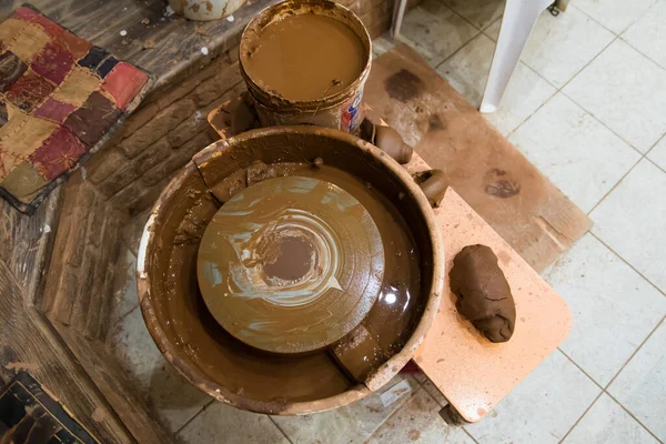 An empty circle where the Potter sculpts the product. Workplace of the master of pottery. — Stock Photo, Image