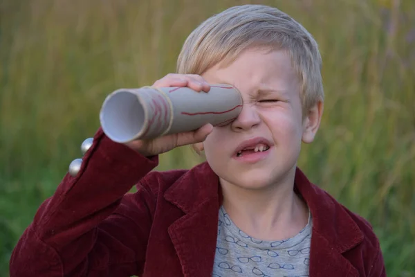 Das Kind Blickt Ein Selbst Gebasteltes Teleskop Das Kind Schaut — Stockfoto