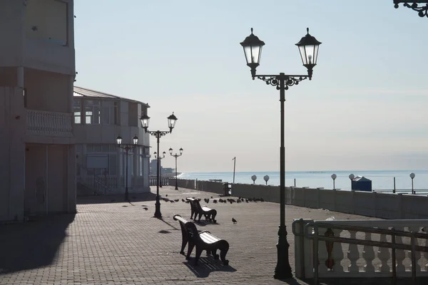 Verlassene Böschung am Meer. Quarantäne während der Covid-19-Epidemie. Nur Tauben laufen die Böschung entlang. Schließung von Resorts. — Stockfoto