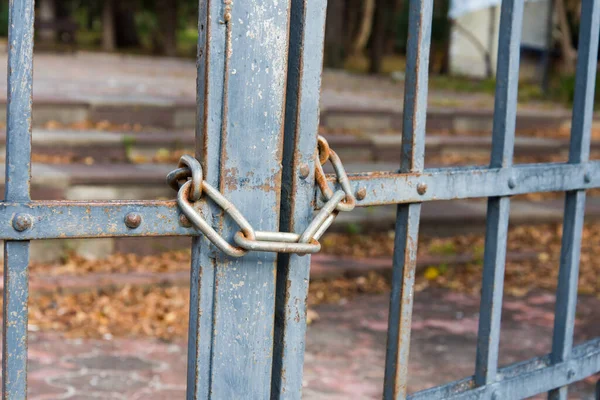 Las puertas del parque del centro de la ciudad están cerradas debido a la emergencia del coronavirus, el autoaislamiento y las restricciones en todo el mundo. Lugares públicos cerrados — Foto de Stock