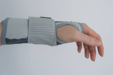 Ortoza sahip kadın eli, modern ortoza sahip iyileşme ve tedavi.