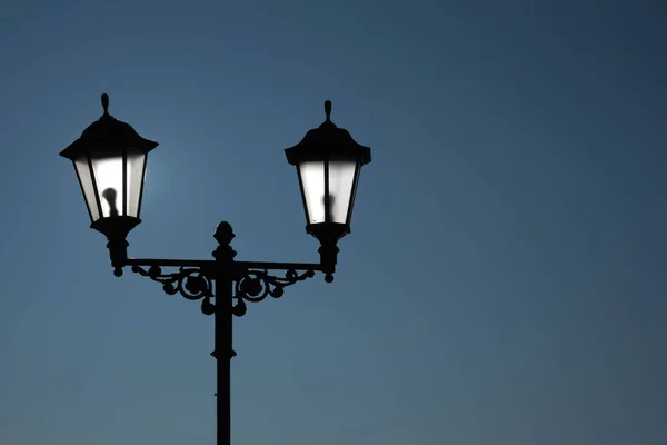 Paisaje urbano. Lámpara de calle con una lámpara de estilo clásico contra un cielo púrpura. Hermosa postal . —  Fotos de Stock