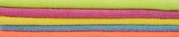 다양 한 색상은 수건, 마이크로 섬유 옷감, 세척제의 신선 한 깨끗 한 이미지를 접는다. 배너 배경. — 스톡 사진