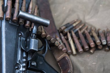 Makineli tüfek ve cephane için yakın çekim mühimmatı.