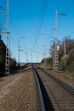 Denize doğru giden bir demiryolu. Mavi gökyüzü. Kavram. Seyahat.