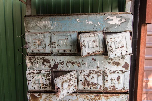 Des boîtes aux lettres abandonnées. Désolation et ruine. Concept. Boîtes métalliques rouillées . — Photo