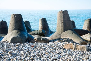 Kıyıdaki Tetrapod dalgaları. Kıyı boyunca tetrapodların beton dalgaları uzanır..