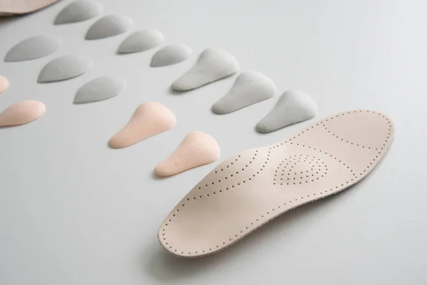 The process of manufacturing individual orthopedic insoles for people with foot diseases, flat feet. Close-up of the insole and accessories for it. — Stock Photo, Image