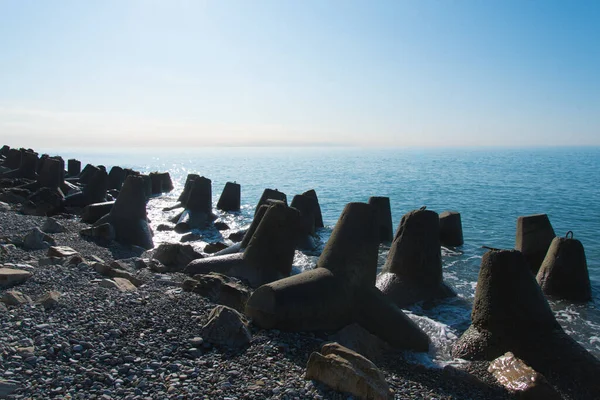 Tetrapod-Buhnen an der Küste. Betonbuhnen von Tetrapoden liegen entlang der gesamten Küste. — Stockfoto