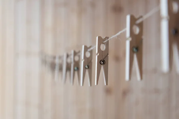 Pinces à linge en bois et une corde pour sécher les vêtements. Ménage . — Photo