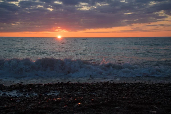 Onda colpito la roccia in spiaggia, acqua di mare schizza fino al cielo con colorway astratto e fantasia, colorato, vintage, colore fantasia — Foto Stock