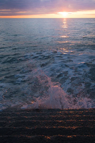 Welle trifft den Felsen am Strand, Meerwasser spritzt mit abstrakten und fantasievollen Farben in den Himmel, bunt, Vintage, Imaginationsfarbe — Stockfoto