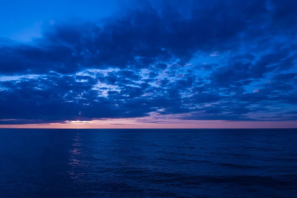 Sonnenuntergang oder Morgendämmerung spielen keine Rolle, es sieht immer fantastisch aus. schöne warme Farben — Stockfoto
