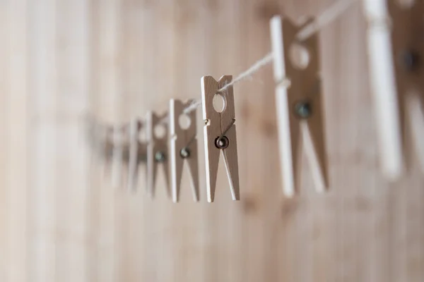 Pinces à linge en bois et une corde pour sécher les vêtements. Ménage . — Photo