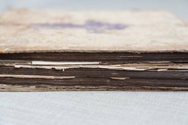 Çok eski bir yakın çekim kitabı. 18. yüzyıl İncil 'inin detayları. Ayrıntılar.