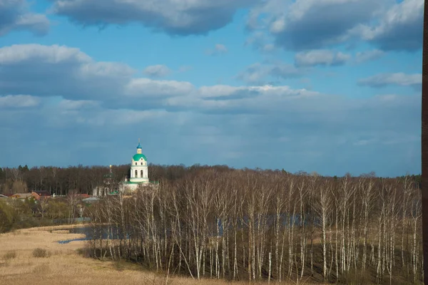 早春の風景 遠くには 小さな正教会 鳥と雲と青空 — ストック写真