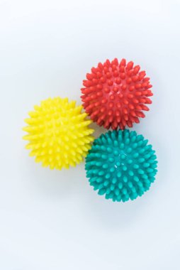 Farklı renklerde bir koronavirüsün görüntüsü. konsept. adaptasyon mutasyonu