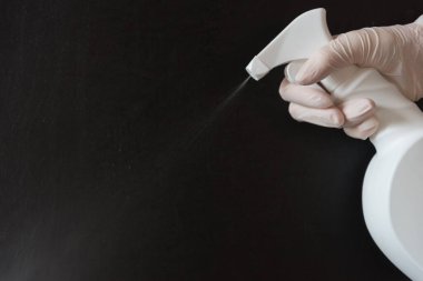 Antibakteriyel dezenfektan püskürtüyorum. Yüzeyler için dezenfektan dağıtıcısı. Enfeksiyon kontrolü kavramı. Soğuk algınlıklarını, virüsleri, koronavirüsleri ve gribi önlemek için. Püskürt. Salgın.