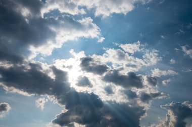 Güneş ışınları karanlık ve tehditkar bulutları delip geçer. İnanç ve umut kavramı. Arkaplan