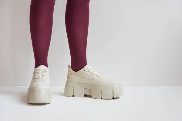 Pernas Abaixo Joelho Close Sapatos Com Sola Sólida Meias Vermelhas — Fotografia de Stock