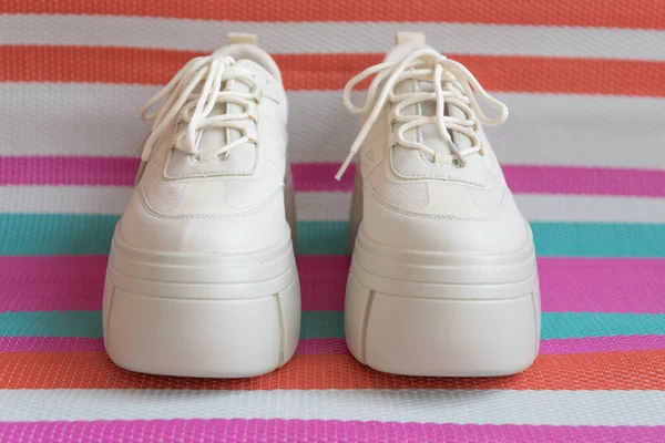 プラットフォーム上の靴 ファッショナブルな現代的な靴 — ストック写真