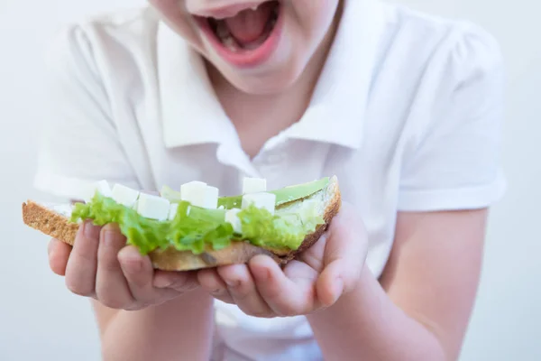 Niño Sostiene Sus Manos Comer Sándwich Saludable Sobre Pan Están — Foto de Stock