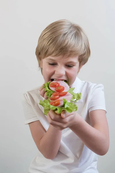 Dítě Otevřenou Pusou Kousne Velkého Šunkového Zeleninového Sendviče Školní Oběd — Stock fotografie