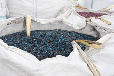 Parçalanmış plastikle dolu büyük poşetler. Plastik yeniden kullanılmaya hazır. çevre koruması.