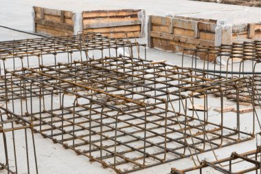 Beton dökmeye hazır olun. Güçlendiriyor, şekil veriyor. Metal ürün. Yapım