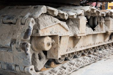 Sürüngen traktörü yakın plan. Metal tekerlekler. Arkaplan