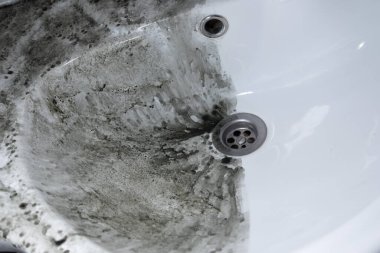 Bir el lavabosu, yarısı kirli, diğer yarısı temiz. İyileşme konsepti, arındırma, iyileştirme