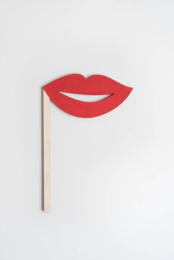 Bir oyuncak. Çubukta kırmızı dudaklar. Sembol seksi sulu dudaklar. Konsept