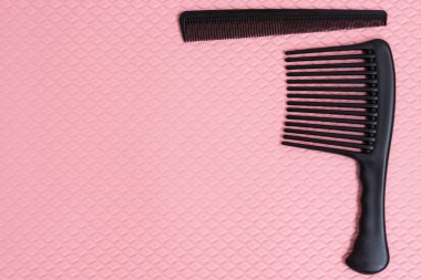 Berber aksesuarları, pembe arka planda serilmiş. Kartpostal