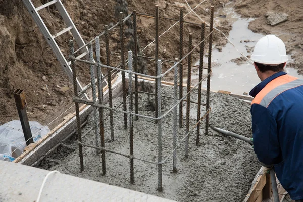 新鮮なコンクリートを圧縮し 平滑化するプロセス 鉄筋で型枠にコンクリートを流し込む — ストック写真