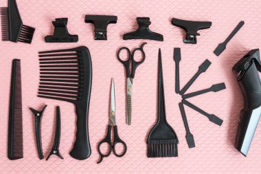 Berber aksesuarları, pembe arka planda serilmiş. Kartpostal