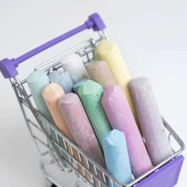Hay Lápices Colores Cesta Compra Concepto Compra Una Variedad Colores — Foto de Stock