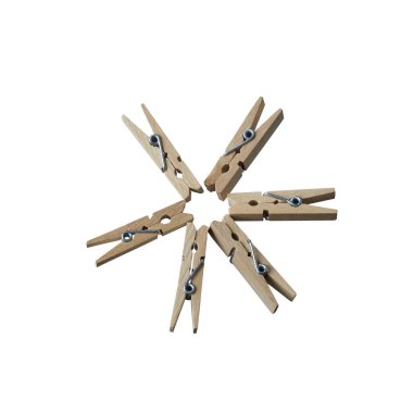 Altı tahta kıskaç, basit bir beyaz stüdyo arka planında bir yıldız oluşturuyor.